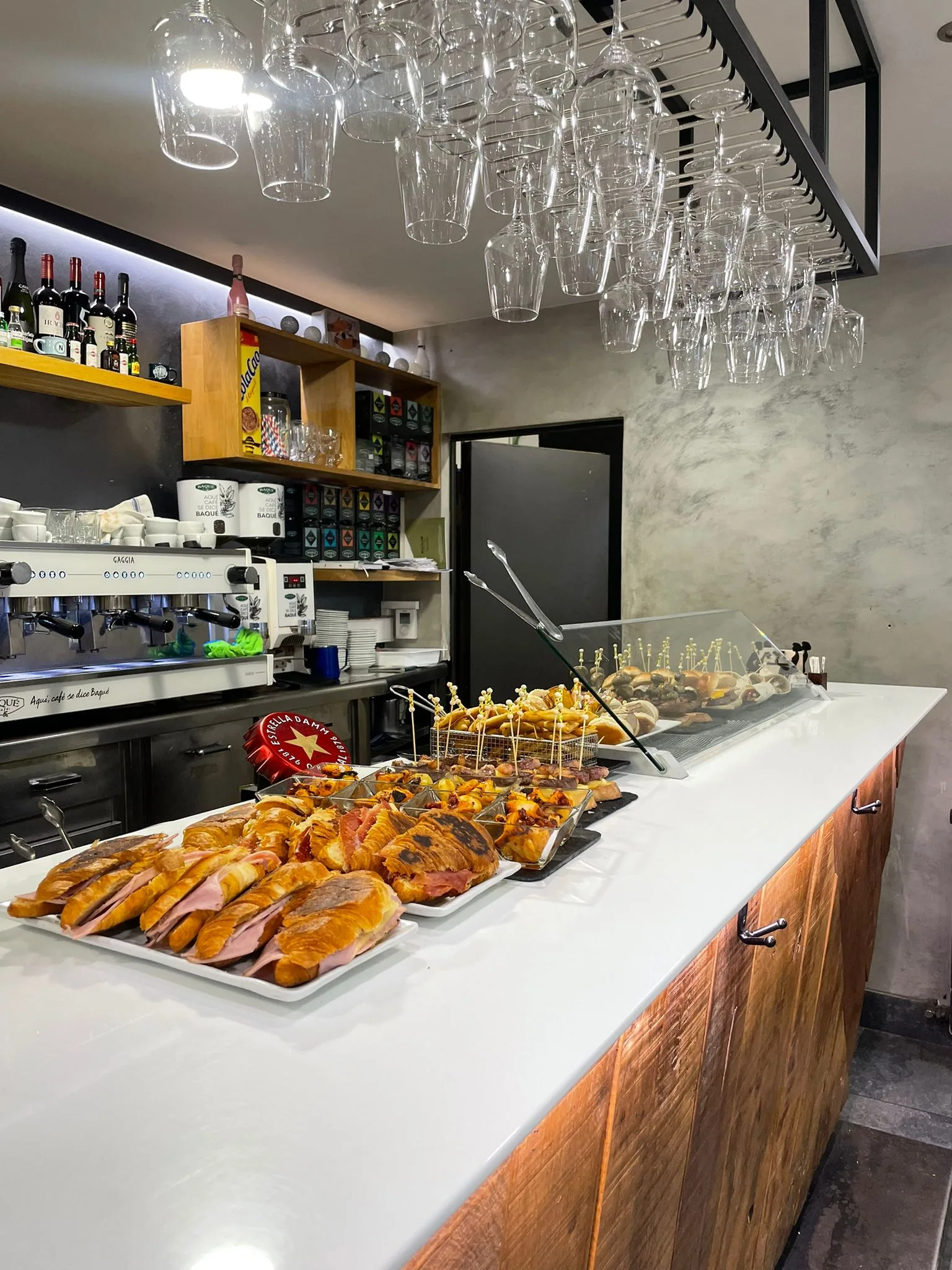 Pintxos en la barra del Botxo