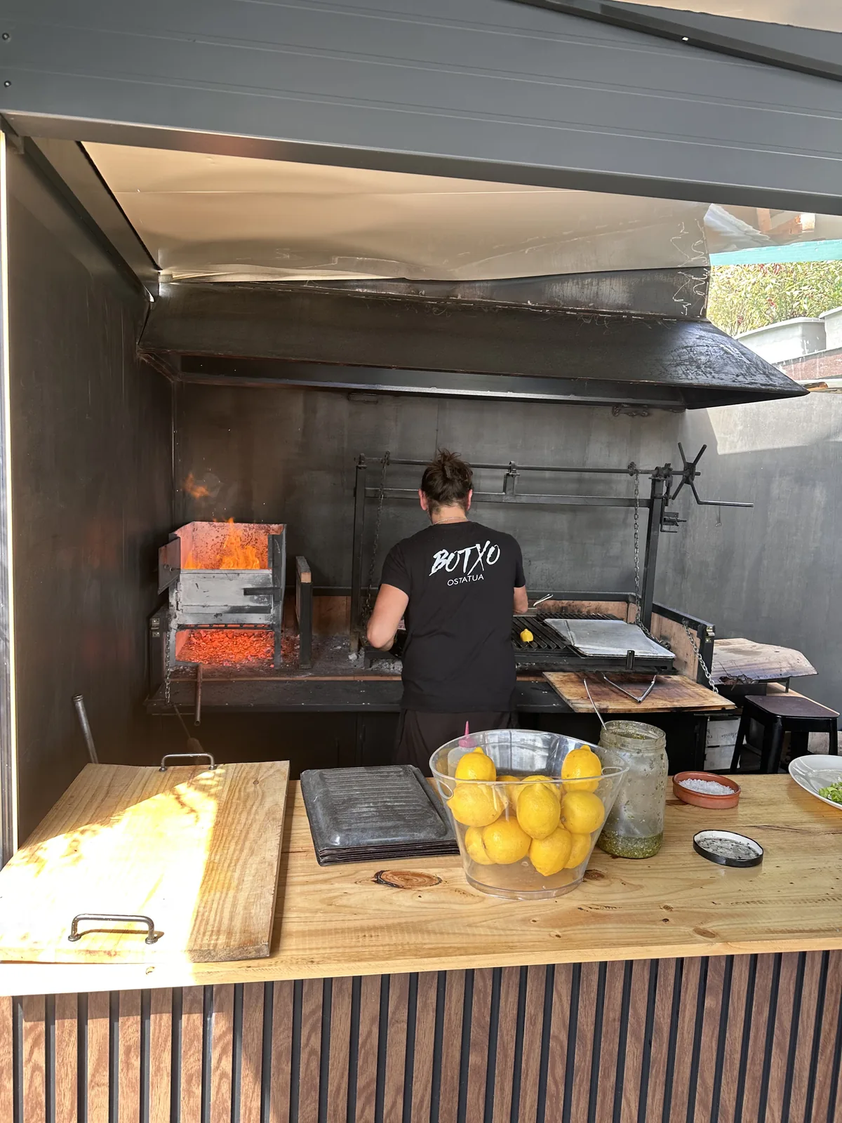 Chef a la parrilla de leña Botxo Ostatua Bera de Bidasoa