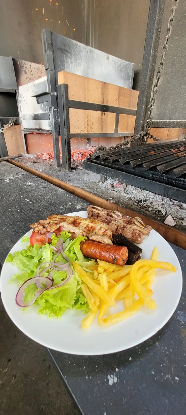 Parrillada con morcilla, secreto y patatas Botxo Ostatua
